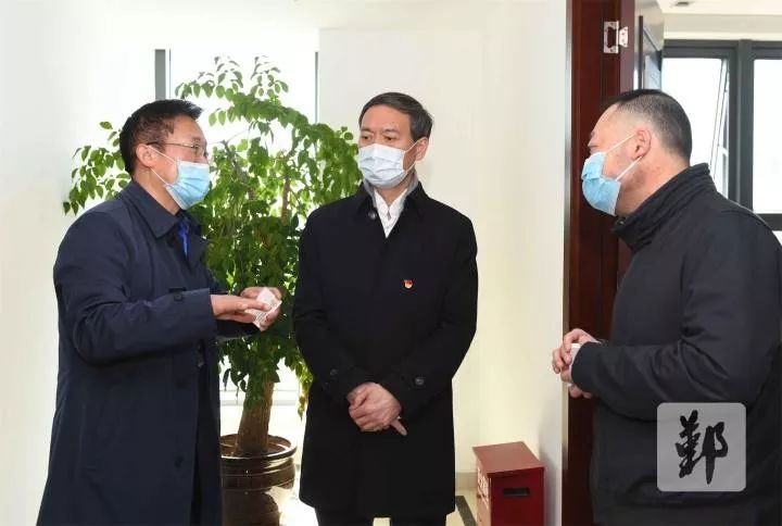 褚银良在调研服务业复工复产工作时强调:服务楼宇一线解难 推进生产