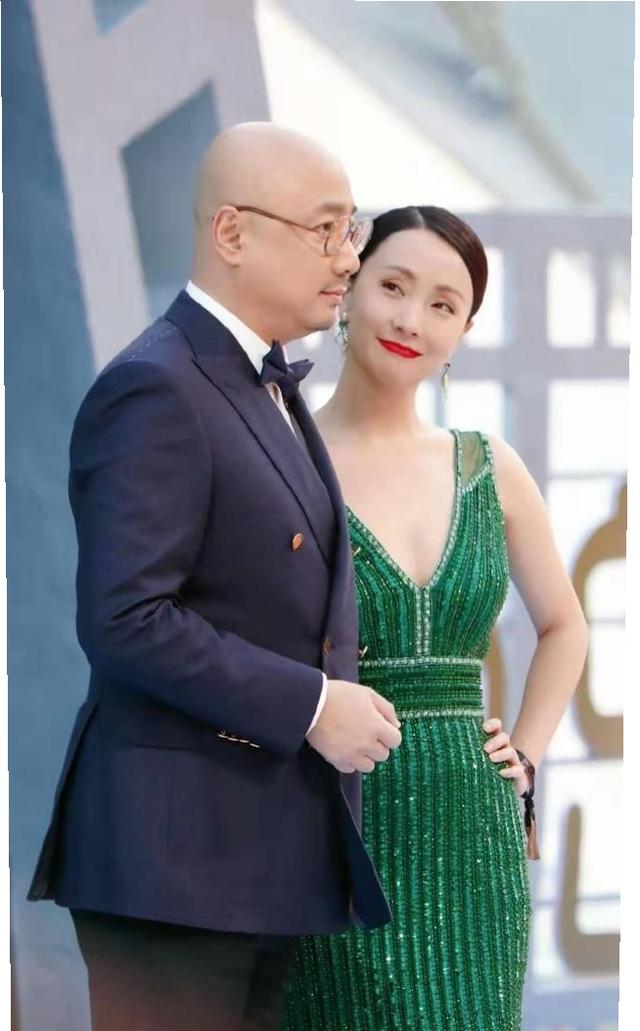 徐峥陶虹共同现身活动陶虹绿色深v礼服显肤白尽显成熟韵味