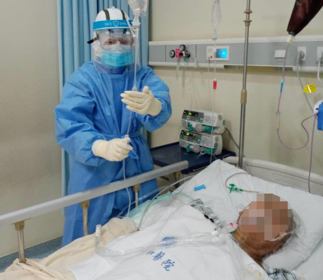 马文辉(左一)护理危重症气管插管上呼吸机的患者