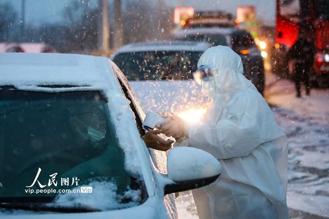 抗疫风雪中坚守疫线