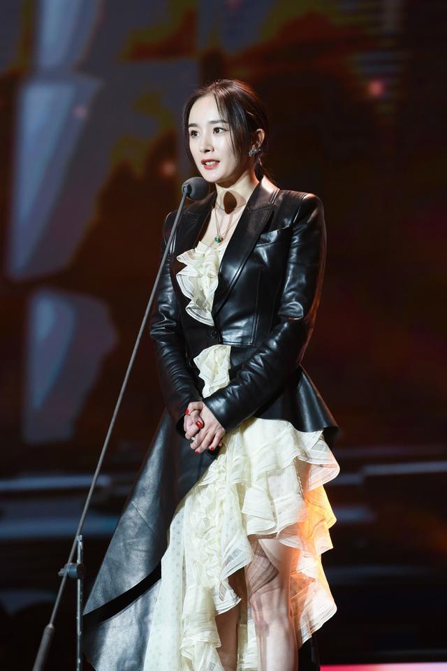 皮衣搭配裙装,杨幂的个性穿搭时尚感十足