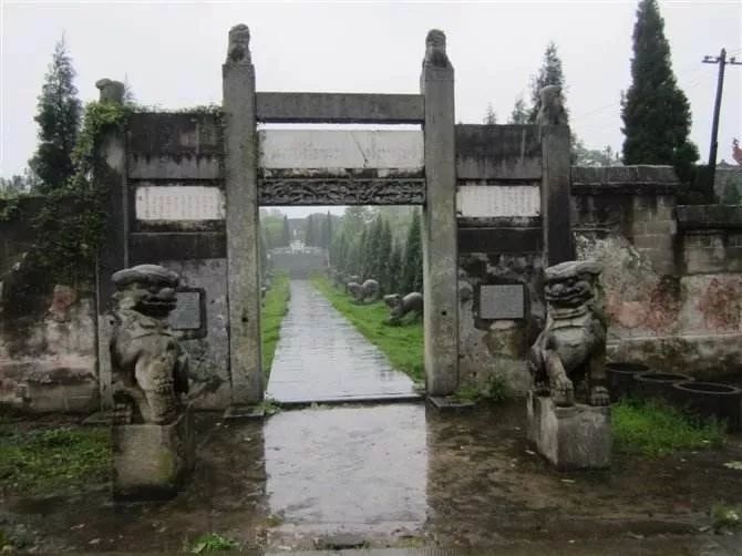 先生出身寒門,耕讀傳家,且居古崑崙雪峰山下,此地榛莽