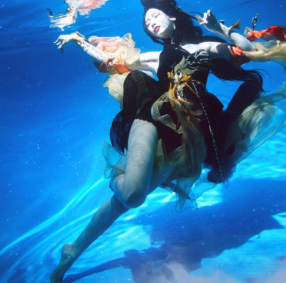 95后小姐姐为拍美人鱼cos寒冬下水4小时网友你这是水下点火