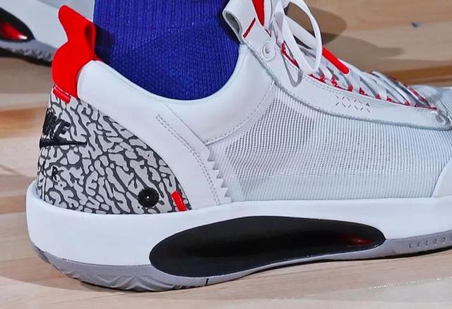 东契奇再度上脚低帮版aj34low这次是白水泥配色