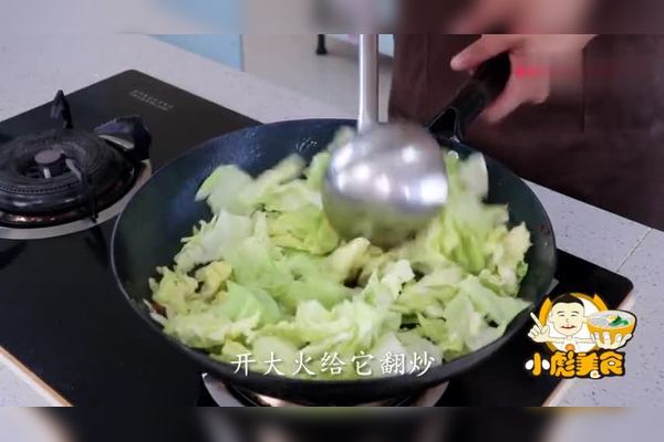 小伙教你一道腊肠炒包菜当下饭菜绝对的棒全家人都说好吃
