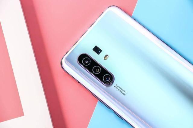 年度最佳拍摄旗舰手机,这自然是与该机强悍的像素实力有着极大的关系