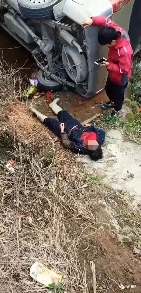 宾阳女子河边洗衣服时竟遭车祸砸倒!