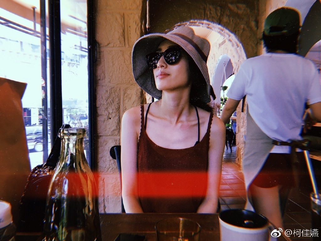 另外一段公开的恋情就是和演员王柏杰,《康熙来了》上柯佳嬿曾说:"