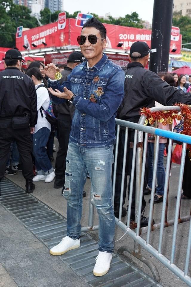 任达华也是一位很有气质的男性,任达华的身上展现出了中年人的沉稳与