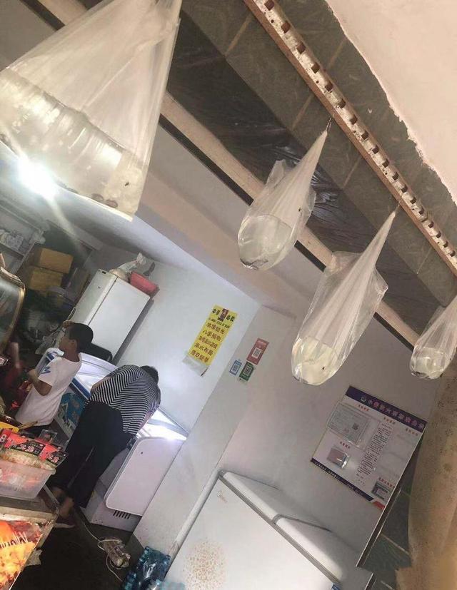 店门口弄这东西是什么意思,里面有水还有硬币