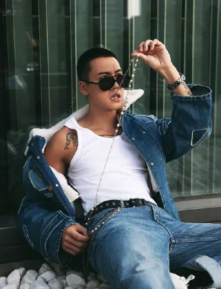 陈伟霆为疫情寻物资被困国外曾个人捐款50万网友这个纹身boy太暖了