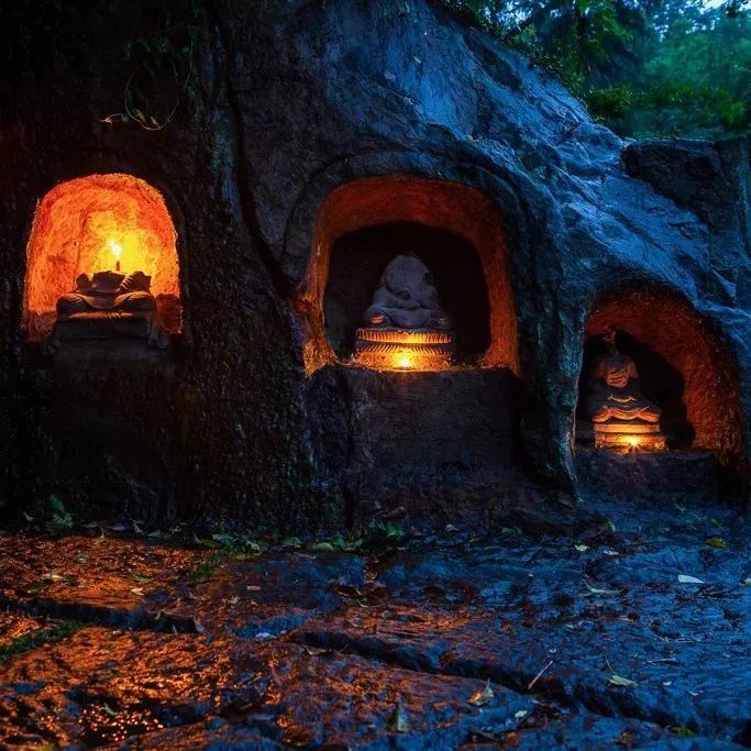 六歲而隨王母,出都,遊瓦官寺.