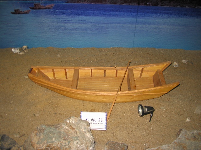 木板船图片独木舟在性能,材料来源和制造工艺上都存在严重的缺陷,比如