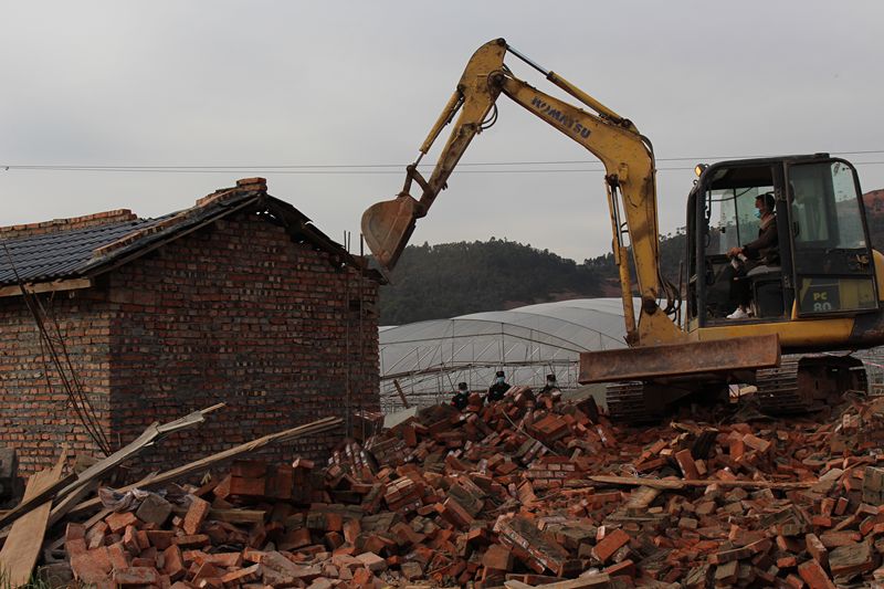 大兴乡拆除违建房5户500平方米