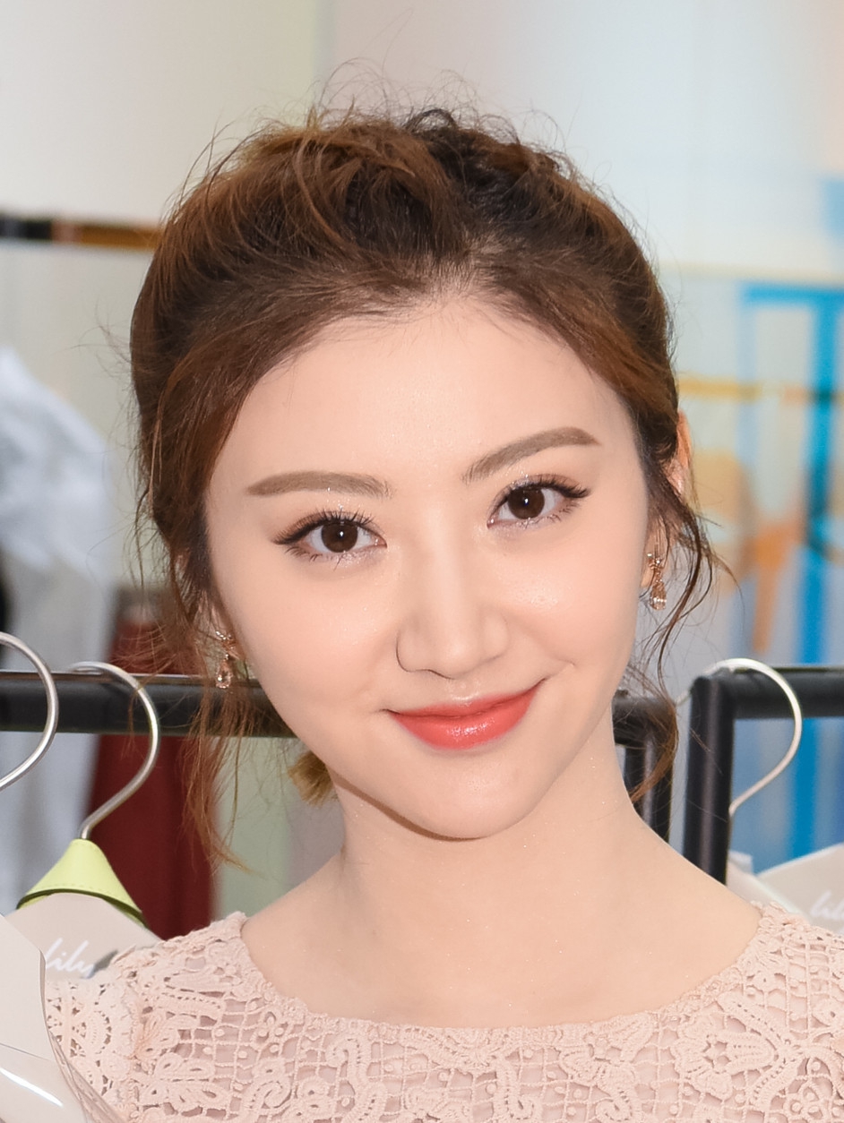 景甜蕾丝裙凸显上围,梳起蝎子辫显少女