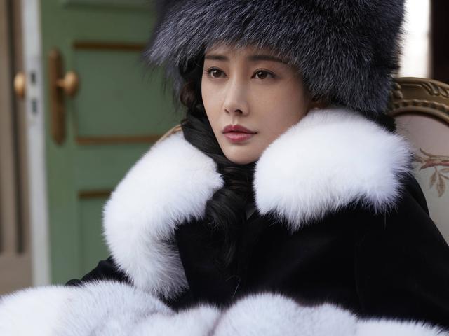 柳如丝李纯盘腿坐真撩人穿西装裙秀美腿不笑反而迷人