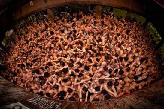 日本冈山县举行裸祭活动数千人赤裸身体溯溪日民众担忧