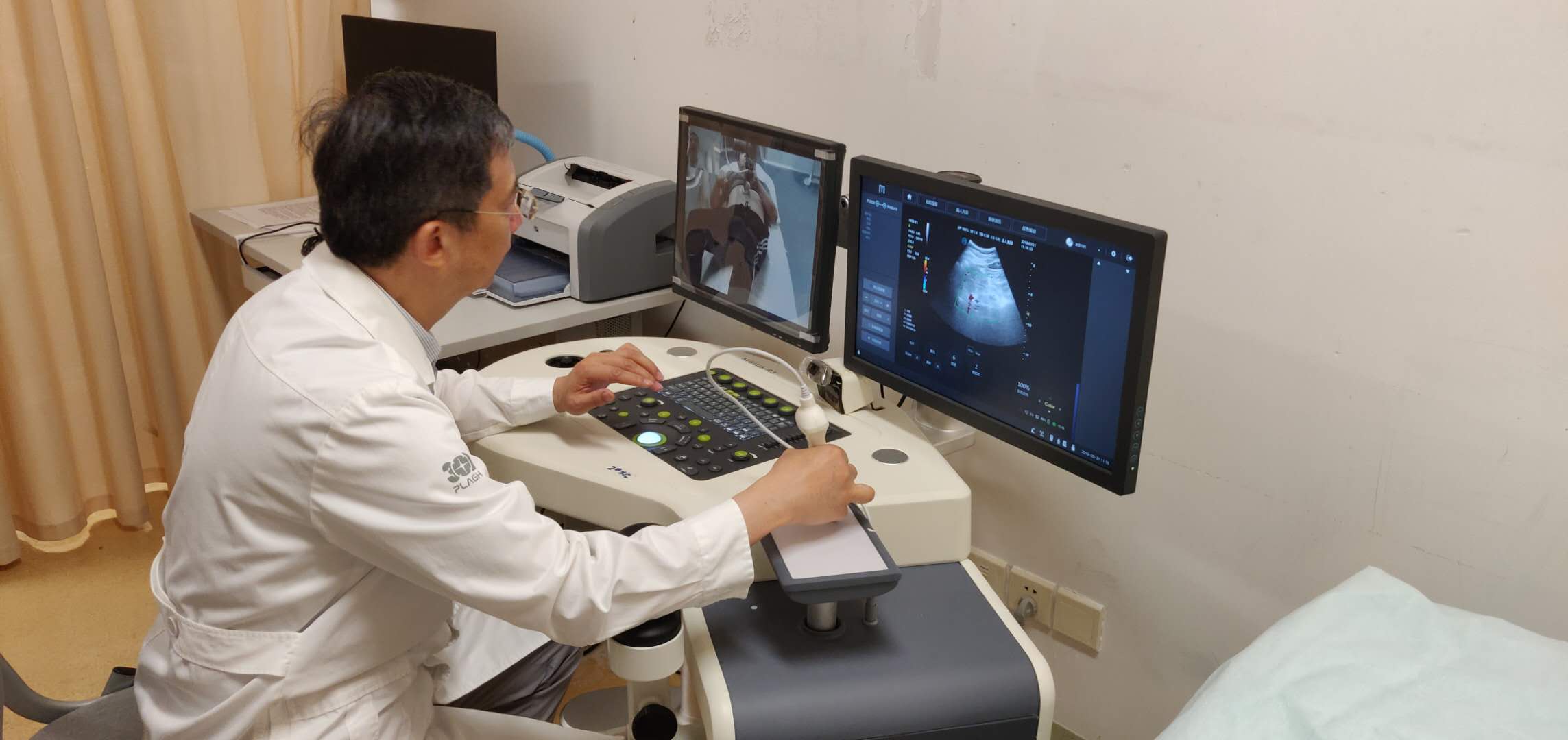 下一站贴身医生监测重症患者病情远程超声机器人将赴疫区