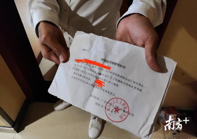 过了隔离期以后,卫建委给他们发了《解除医学观察告知书》,"证明可以