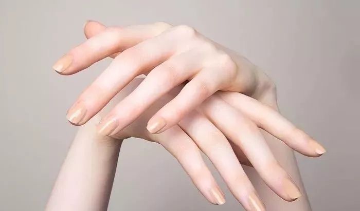 还记得之前看过一个手模特的采访,说因为要给手部保持,每天要喝大量的