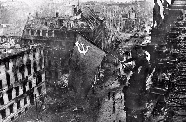 二战柏林沦陷前邻国的几百万德军为何不支援希特勒想法很疯狂