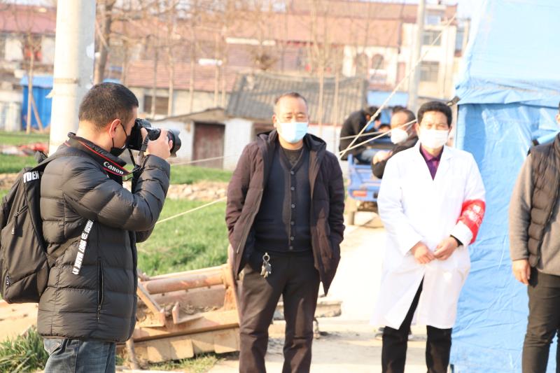 行者罗宇抗疫前沿最美自媒体人