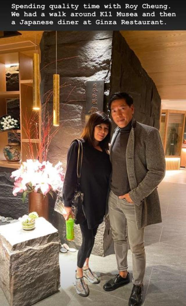 原创56岁张耀扬与63岁名媛约饭打扮帅气站姿潇洒小25岁女友未同行