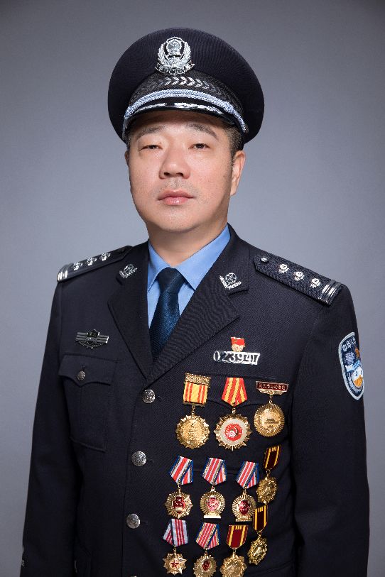 战疫先锋沈胜文木头警像陀螺一样战疫