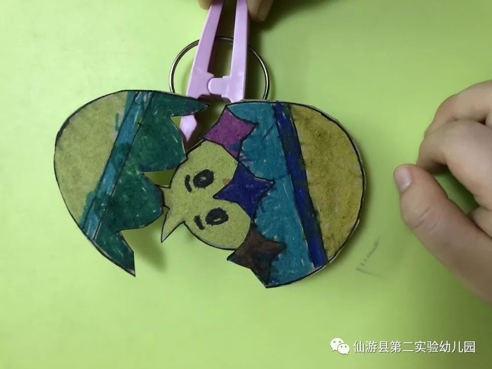 4.用手捏夹子,小鸡就孵出来啦!