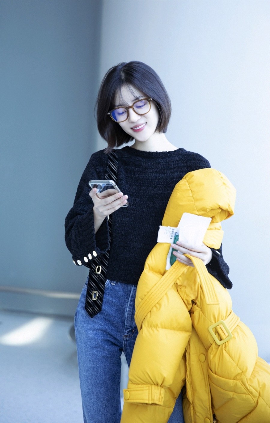李溪芮终于不露腿了,穿毛衣配牛仔裤简单休闲,却美得让人心动