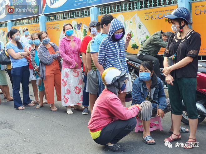 越南民众以预防新型肺炎凌晨排队抢口罩现象