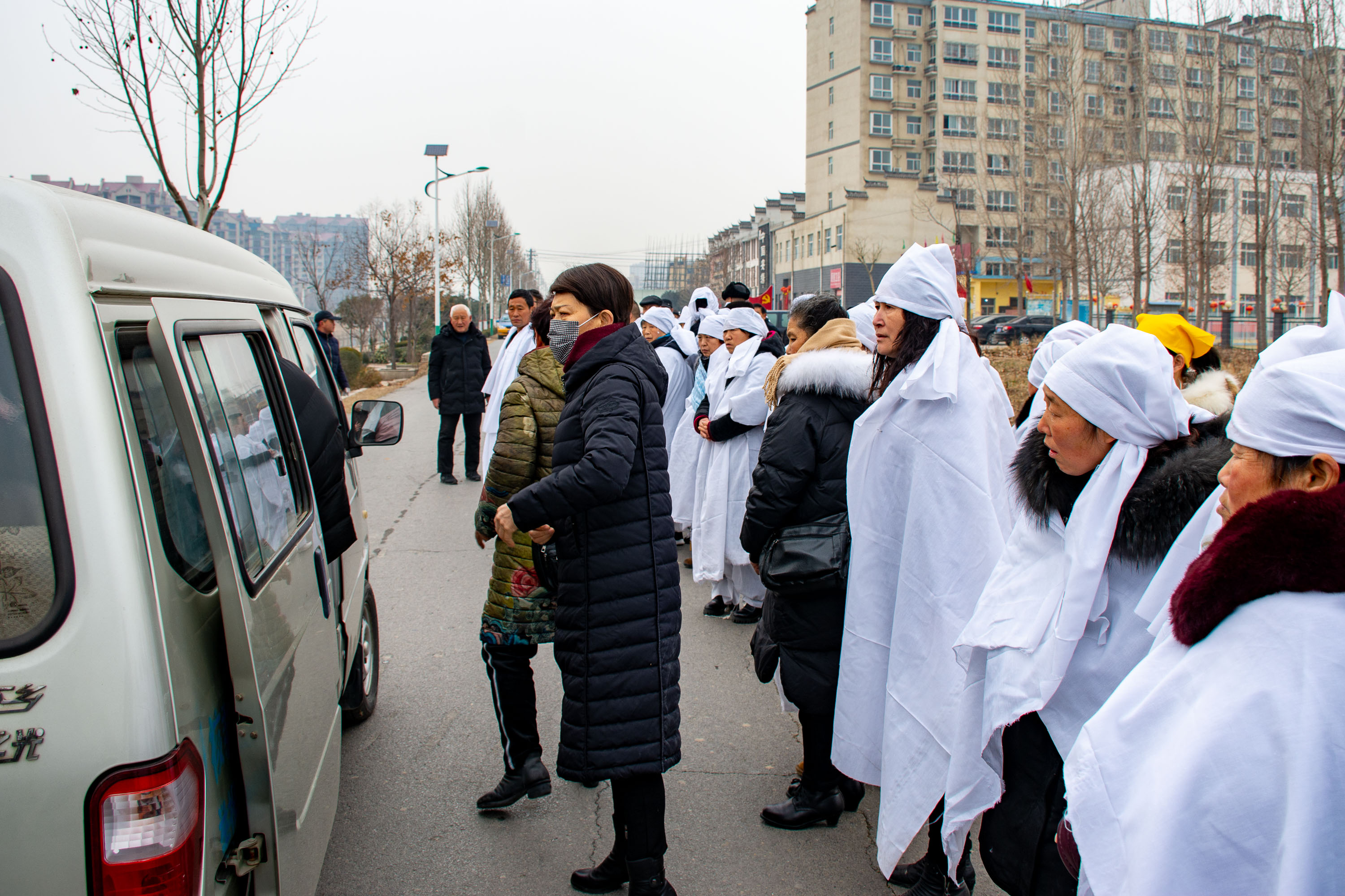 原创九十四岁高龄奶奶去世,骨灰与爷爷同墓穴,坟里边还多了个大奶奶