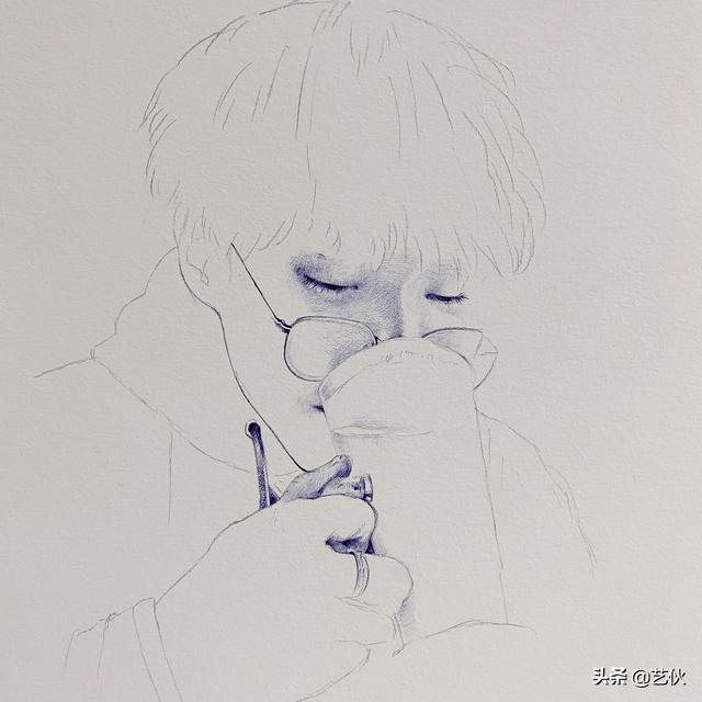 这种我们俗称锡纸烫的发型,要用短线塑造整体,从明暗交界线开始,一个