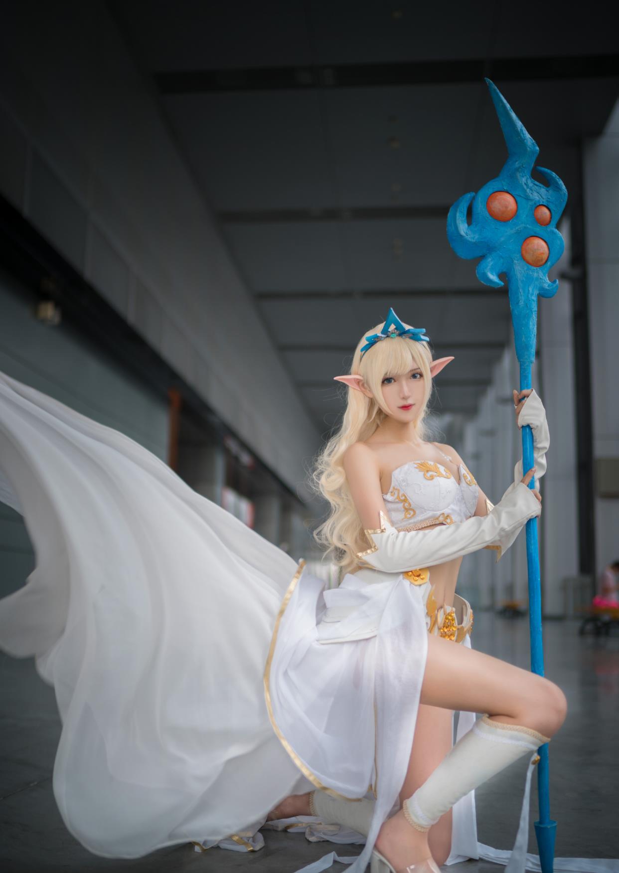 腐团儿cos英雄联盟风女,人物还原度很高,法杖却像粗制滥造_游戏