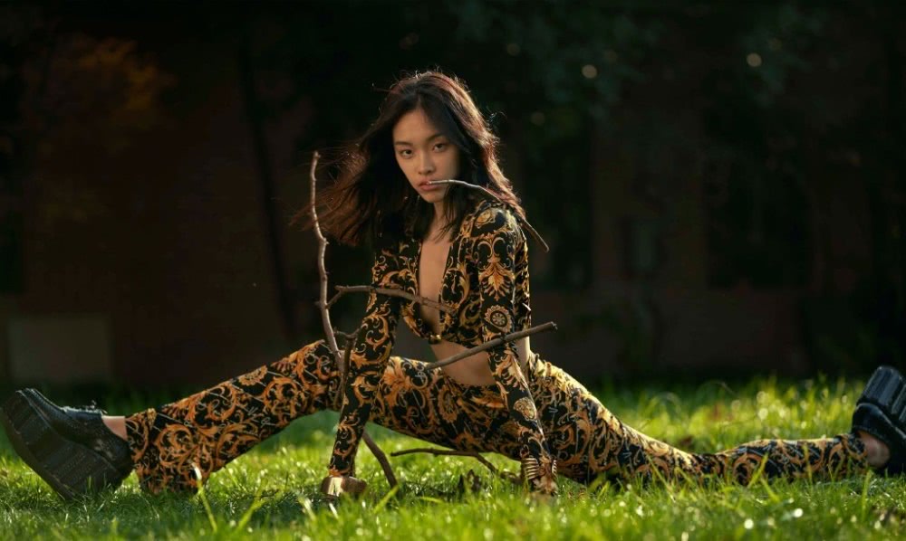 她是"口红一哥"李佳琦的妹妹,今穿皮衣皮裙,舞台上帅气吸睛