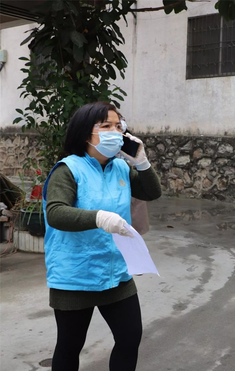 这个嗓子已经嘶哑的女人叫莫群如,是田新社区的妇联执委.