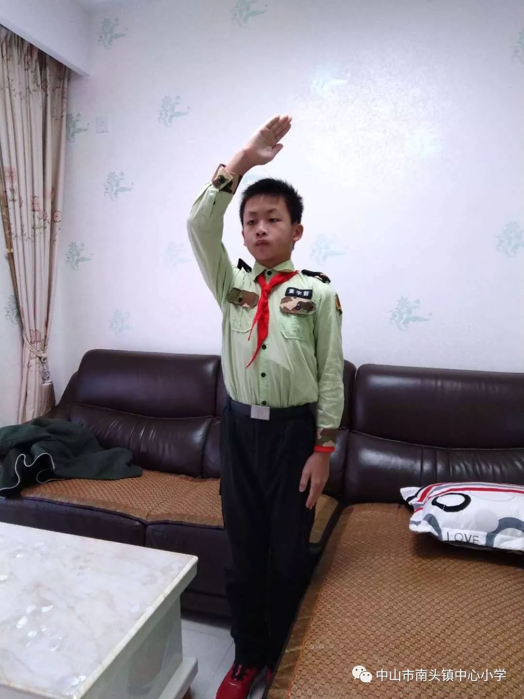 活动前,少先队大队部辅导员蔡丹阳老师和班主任们利用网络平台进行