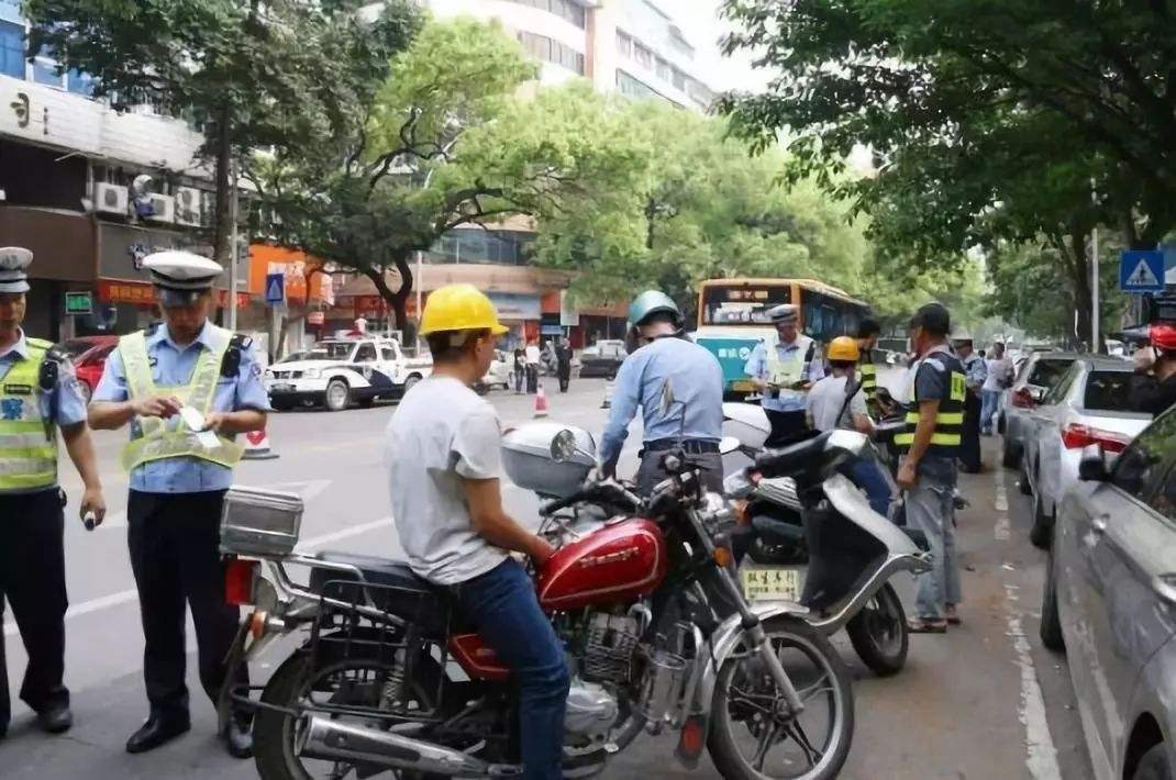 "禁摩限电"就能够不堵车了?民众一反问,专家哑口无言!