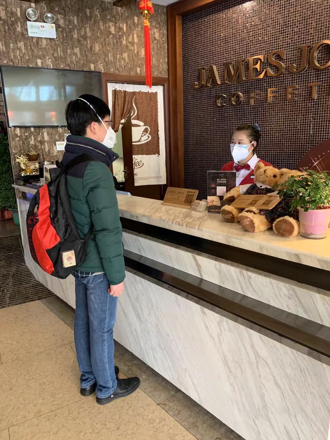 一起战疫丨喆啡酒店投资人王伟标我是40年的老党员应当冲在前面