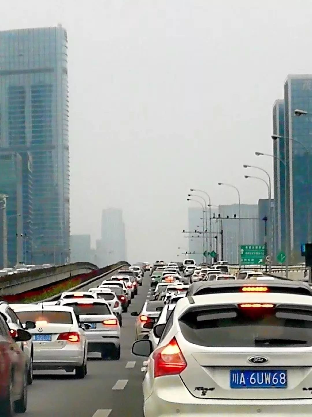 成都终于堵车了,但网友表示:好开心