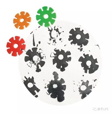 材料:墨汁,铅画纸,海绵滚筒刷,平头毛笔,记号笔,彩色水笔,雪花片,胶棒