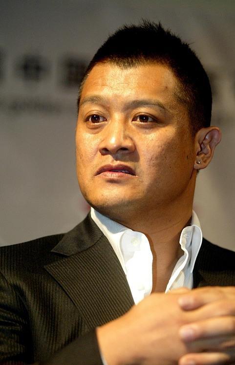 如今,吴京火了,而寇占文转型去做了武术指导,成为了一名幕后工作者,想