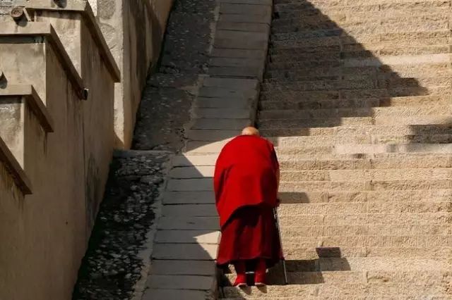 "铁眼依旧软磨,满面堆笑地央求着,在武士后面纠缠了足足有十几里路.