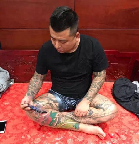 白小白被坑走两万!李四玩大赦天下霸气展示纹身!-搜狐大视野-搜狐新闻