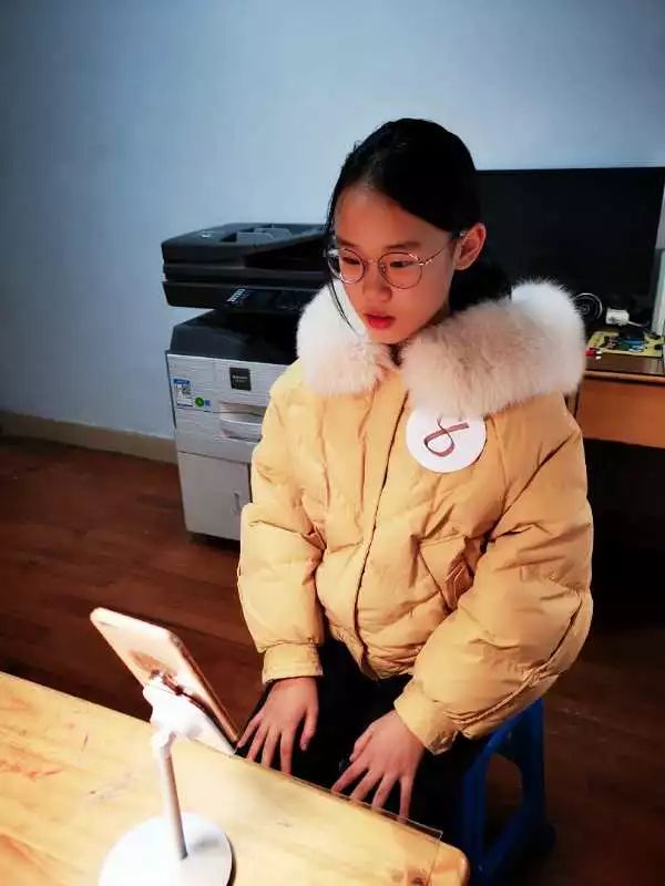 书上的内容还互相帮助进行飞花令答题的演练绝对体现出了家有二娃的