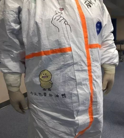 防护服下的他们没有平时那么光鲜亮丽却永远是最可爱的人