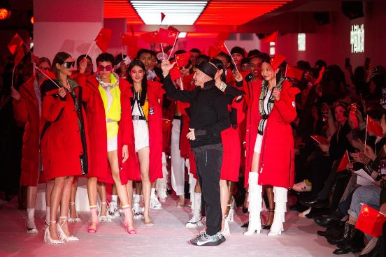 中国时尚为中国加油：波司登三亿捐赠后，惊艳伦敦时装周