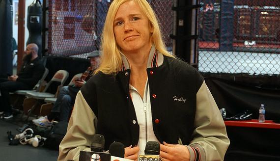 前ufc女子雏量级冠军霍莉-霍尔姆(holly holm)成为了首位通过美国反