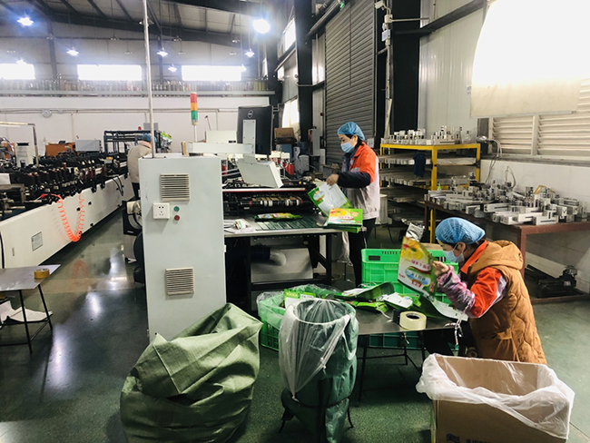 广汉市金星彩印包装公司女职工在从事制袋,质检工作 返回搜