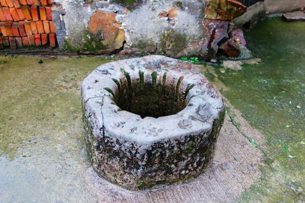 原创农村里已经消失的老水井再也不用拿着扁担挑水了